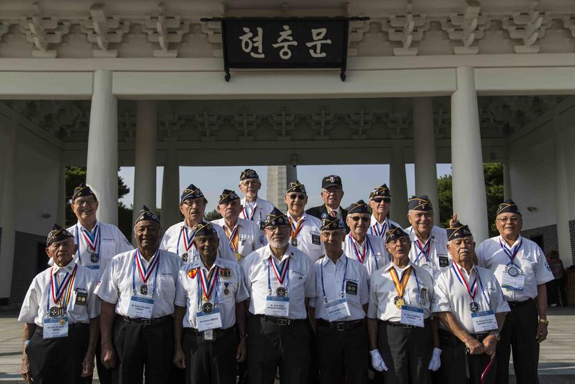 Veteranos del regimiento 65 de Infantería en una visita al cementerio nacional de Seúl en Corea del Sur.