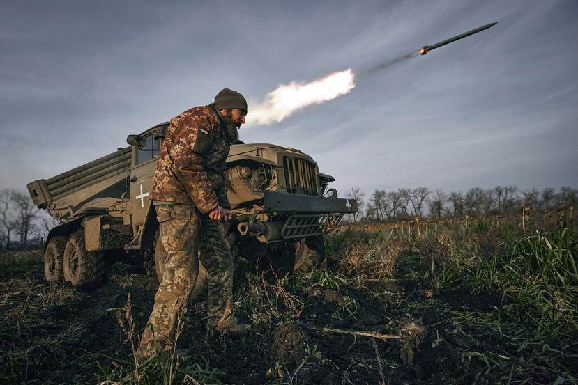 Soldados ucranianos lanzan cohetes contra fuerzas rusas en Bájmut, en la región de Donetsk en Ucrania, el 24 de noviembre de 2022. (AP foto/LIBKOS)