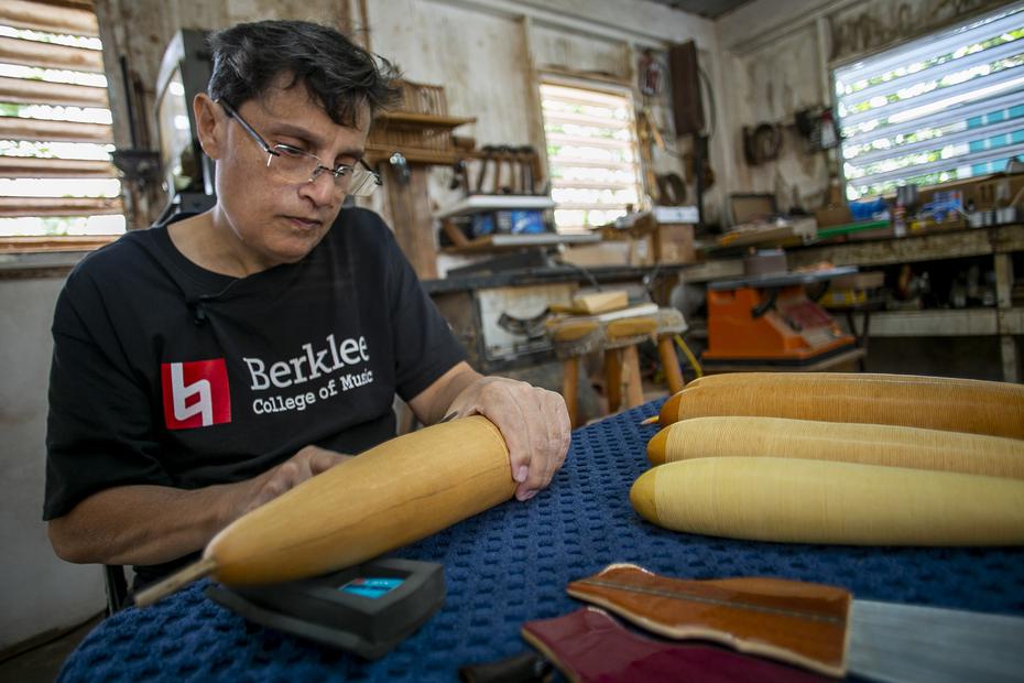 Pérez Matos confecciona cada güiro que sale del taller con sus manos, que van desde piezas sencillas hasta verdaderas obras de arte.