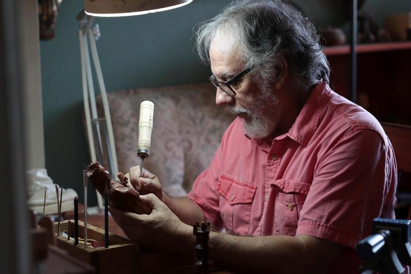 El profesor jubilado Ismael García Ríos, de 70 años, comenzó a tallar hace seis años.
