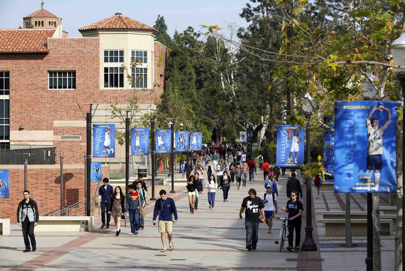 119 estudiantes y 8 maestros fueron puestos en cuarentena en la Universidad de California campus Los Ángeles. (AP)