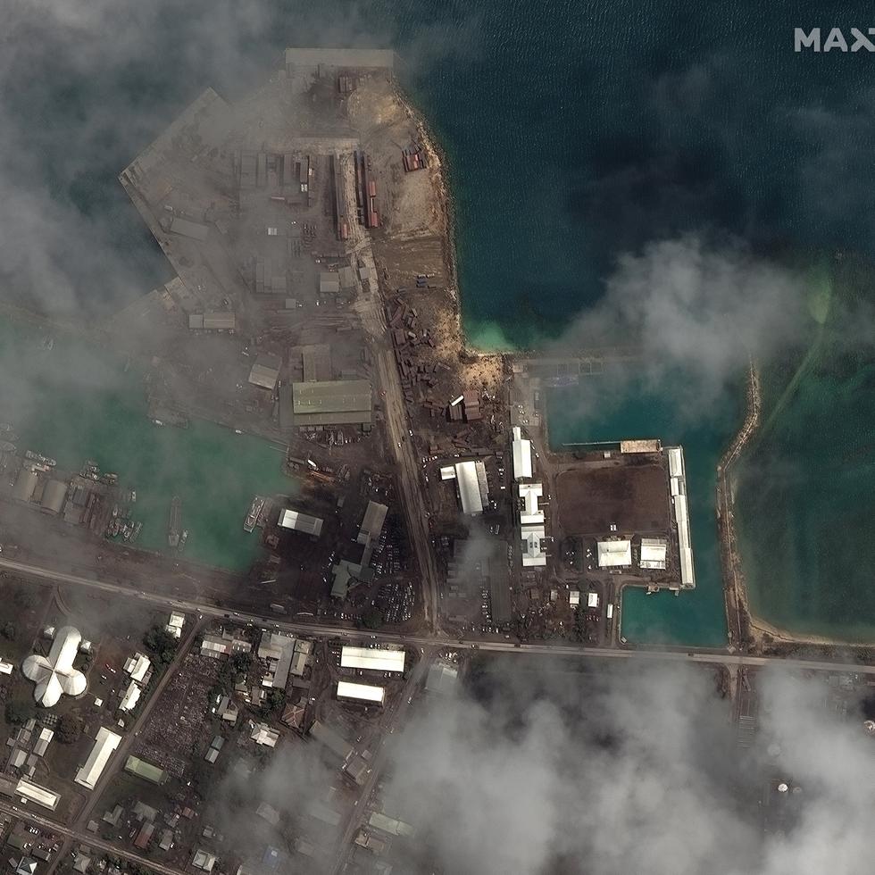 Esta imagen satelital proporcionada por Maxar Technologies muestra las principales instalaciones portuarias en Nuku'alofa, Tonga después de una enorme erupción volcánica submarina y un tsunami.