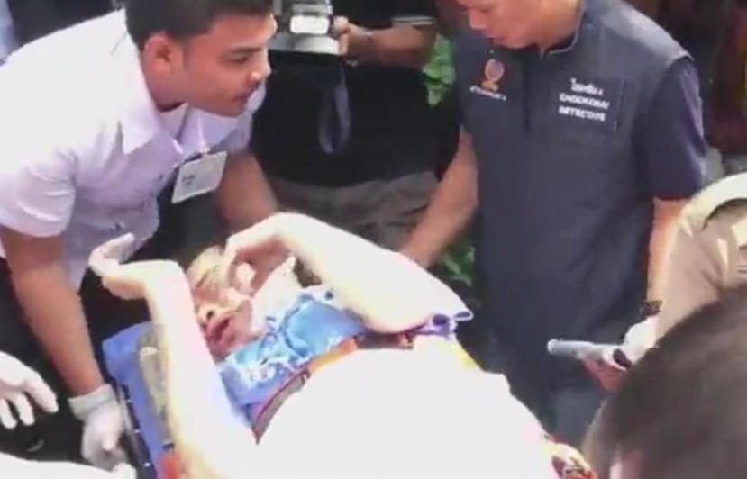 Los paramédicos trasladaron al hombre el hospital tras permanecer 30 años encerrado en una vivienda, en Tailandia. (Captura Vídeo)