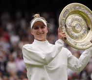 Marketa Vondrousova alza su trofeo luego de vencer a Ons Jabeur en la final femenina de Wimbledon.