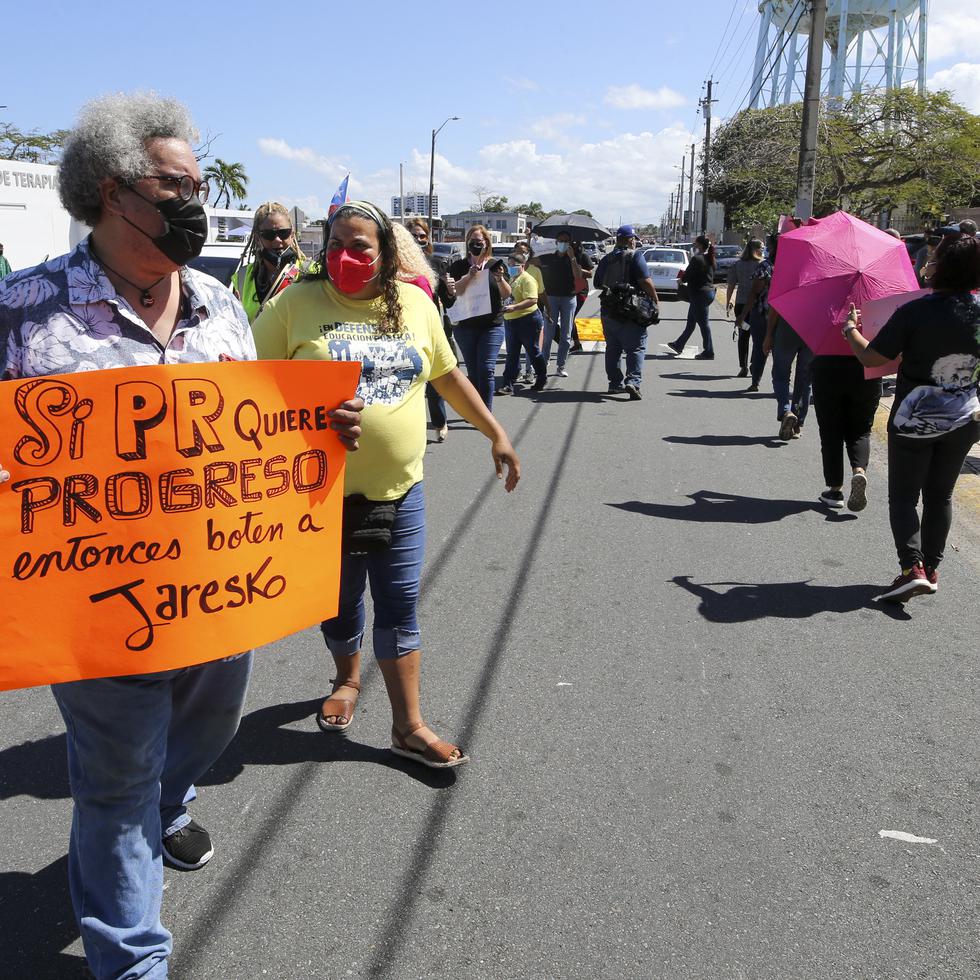 Una de las manifestaciones de maestros se produjo ayer frente a la Escuela Pedro Albizu Campos en Levittown, Toa Baja.