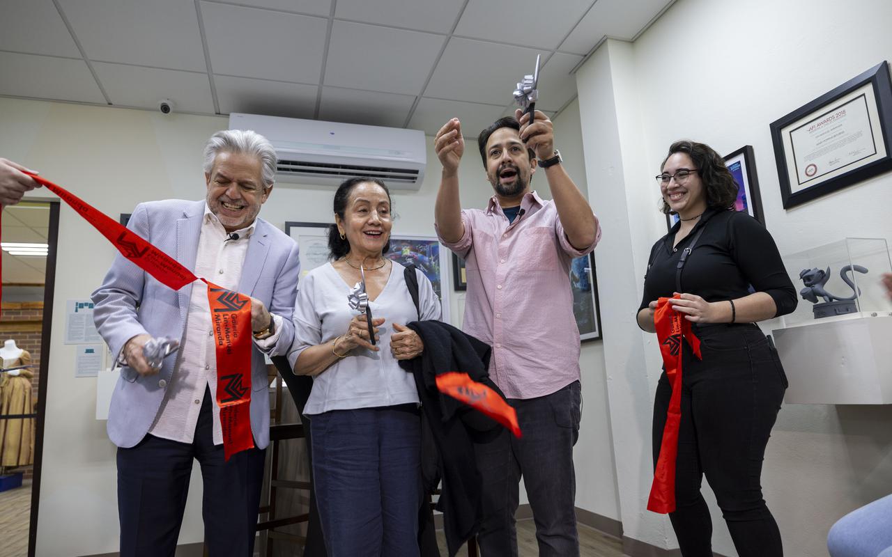 Lin-Manuel Miranda participa en la inauguración de la exhibición “De cartelera”