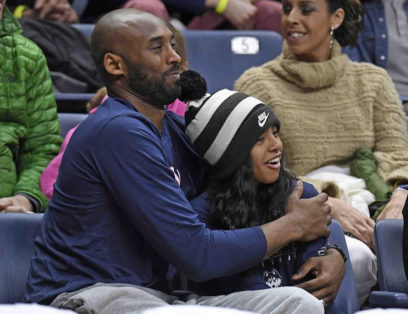 Kobe Bryant y su hija Gianna en una foto de marzo de 2019. (AP)