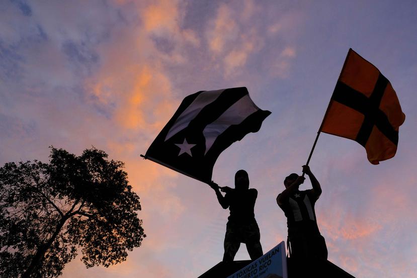 Manifestantes ondeaban las banderas de Puerto Rico y Peñuelas durante la protesta.