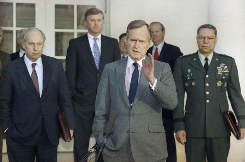 George H.W. Bush frente a la Casa Blanca en 1991. (AP)