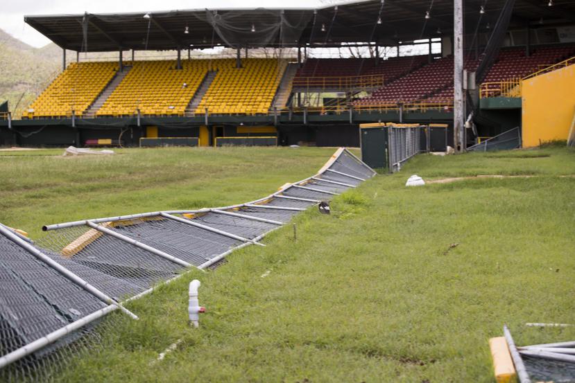 Entre las 15 instalaciones que el municipio de Coamo tiene destruidas luego del paso del huracán María, figura el estadio. El alcalde Juan Carlos García Padilla, igual que otros cinco pueblos, espera por que acabe un pleito con las aseguradoras.