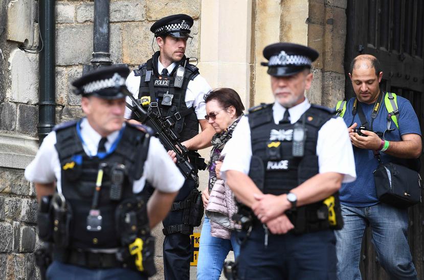 Policías montan guardia en el Castillo Windsor (Reino Unido) a un día de la boda real entre el príncipe Harry y la actriz Megan Markle (EFE/ Andy Rain).