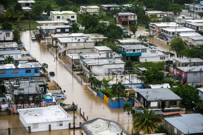 Amplias zonas residenciales quedaron inundadas por las lluvias que trajo el ciclón Fiona. En la imagen parte de Toaville, en Toa Baja.


