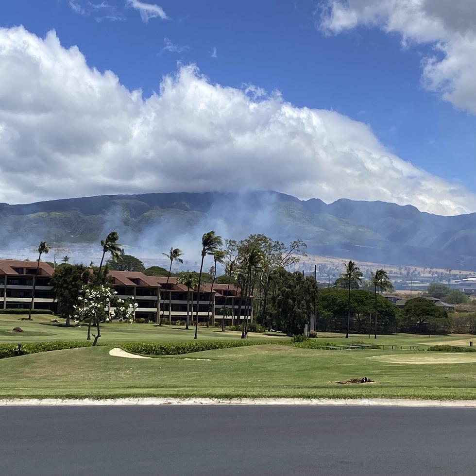 Humo de un incendio se eleva el sábado 26 de agosto de 2023 sobre el área turística de Lahaina, Hawaii. (Cindy Ellen Russell/Honolulu Star-Advertiser vía AP)