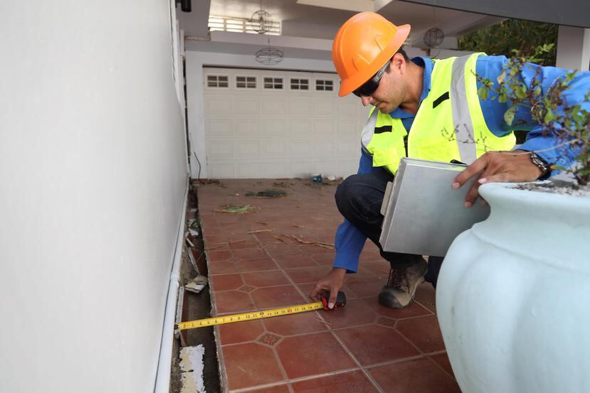 El ingeniero Carlos Rebollo inspecciona la residencia de Natalia Santiago.