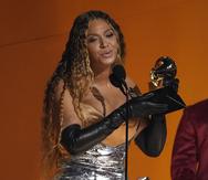 Beyonce acepta el premio a "Mejor Álbum Dance Electrónica" en la edición 65 de los Premios Grammy.