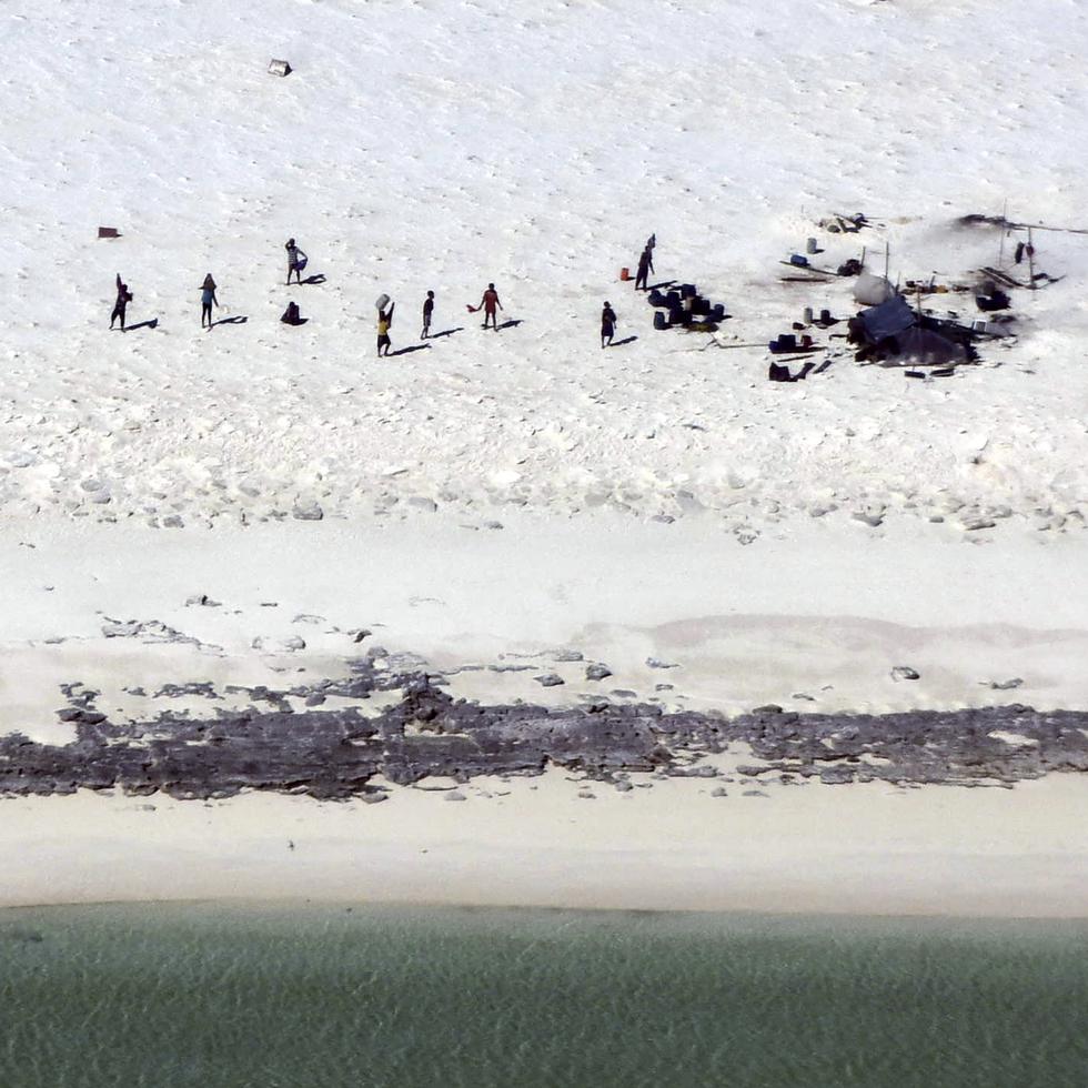 En esta imagen, distribuida por la Autoridad de Seguridad Marítima de Australia, pescadores de Indonesia, en una playa en Bedwell Island, a 194 millas al oeste de Broome, Australia, el 17 de abril de 2023.