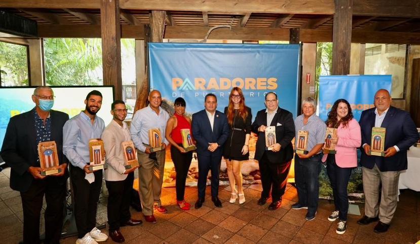 Representantes de Paradores junto al director ejecutivo de la Compañía de Turismo de Puerto Rico, Carlos Mercado Santiago y la principal oficial de Ventas y Mercadeo de Turismo, Imaris Arocho.