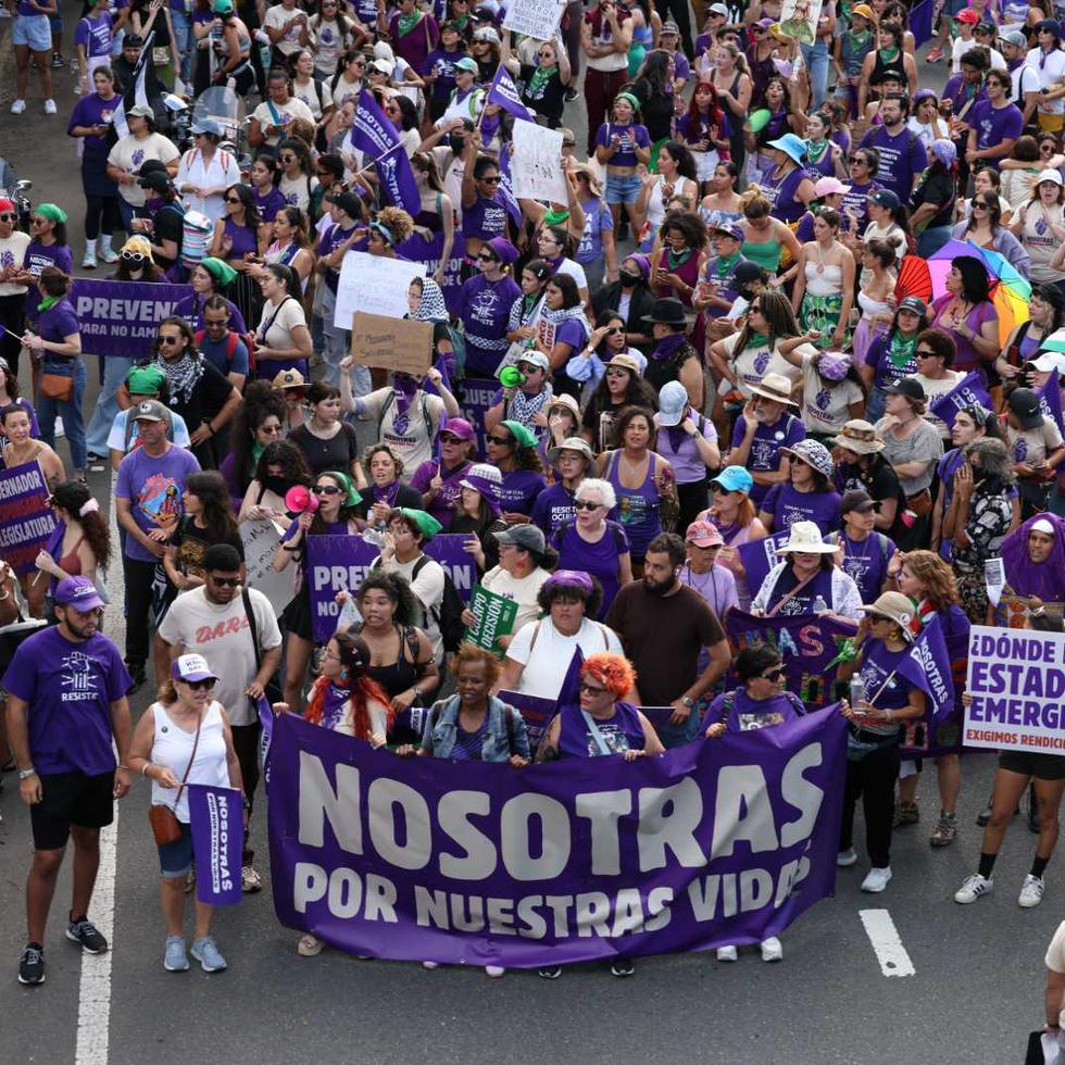En medio de consignas feministas, el color violeta inundó los carriles del expreso PR-18 en una manifestación convocada por la Colectiva Feminista en Construcción.