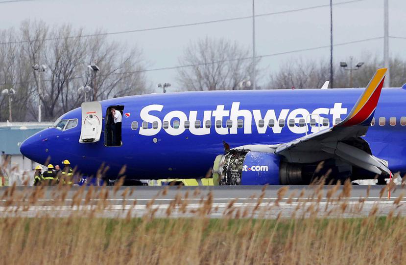 En la foto está el avión accidentado, un Boeing 737-700 de la compañía Southwest. (AP)