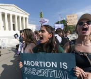 Mujeres se manifiestan frente al Tribunal Supremo de Estados Unidos tras filtrarse borrador de fallo que ilegalizaría el aborto.