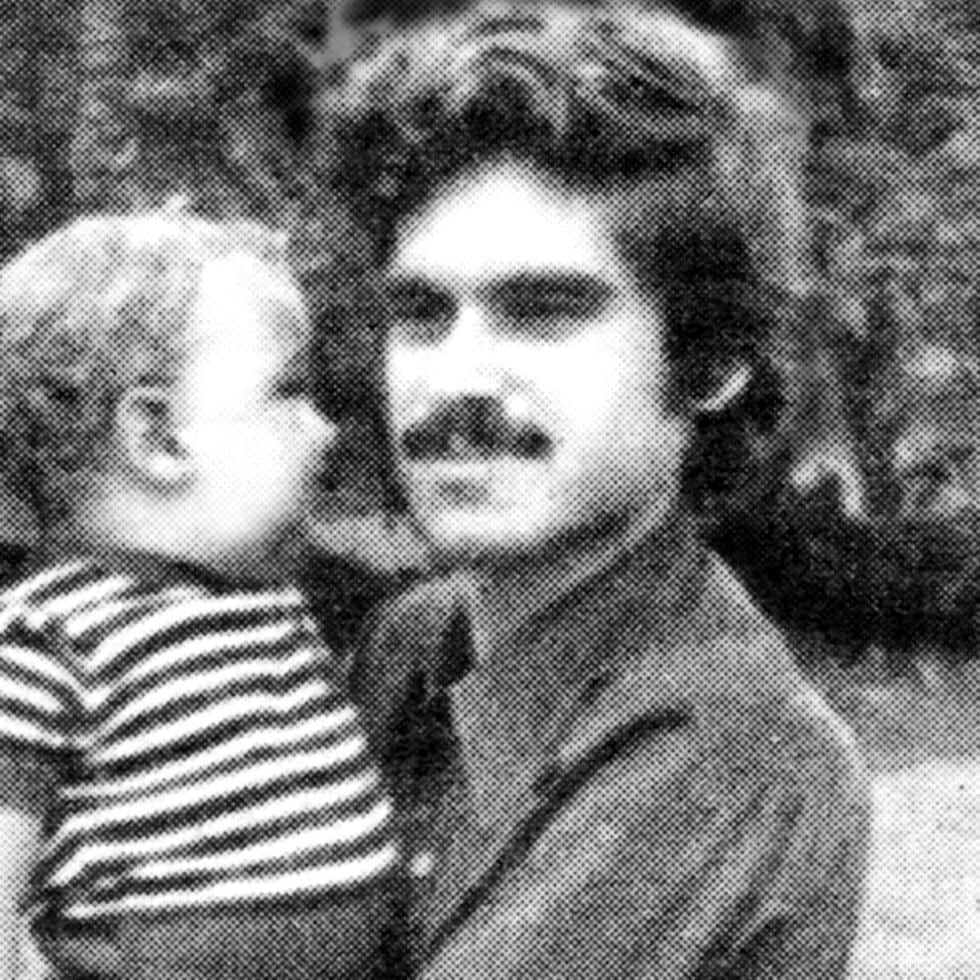 Carlos Muñiz Varela (en la foto con su hijo) fue ejecutado el 28 de abril de 1979. (Archivo)