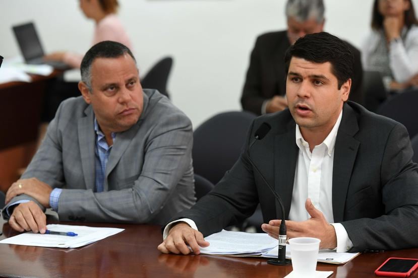 A la derecha, Carlos Ríos Pierluisi, asesor legal del Departamento de Desarrollo Económico y Comercio, durante la deposición. (Suministrada)