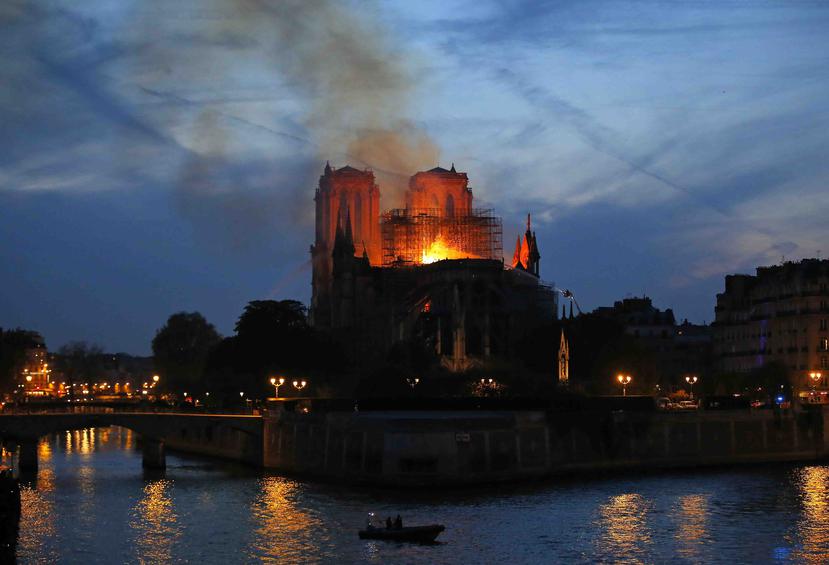 Quienes suelen celebrar la Misa en Notre Dame, se mudarán a una iglesia cerca del Museo del Louvre. (AP)