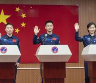 En esta imagen, distribuida por la agencia noticiosa Xinhua, los astronautas chinos (de izquierda a derecha) Cai Xuzhe, Chen Dong y Liu Yang, saludan durante una conferencia previa al lanzamiento de la misión Shenzhou-14.