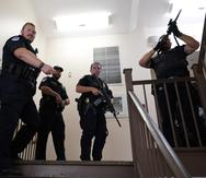 Policías del Capitolio de Estados Unidos patrullan una escalera en la búsqueda de un posible tirador activo en el Dirksen Senate Office Building cerca del Russell Senate Office Building.
