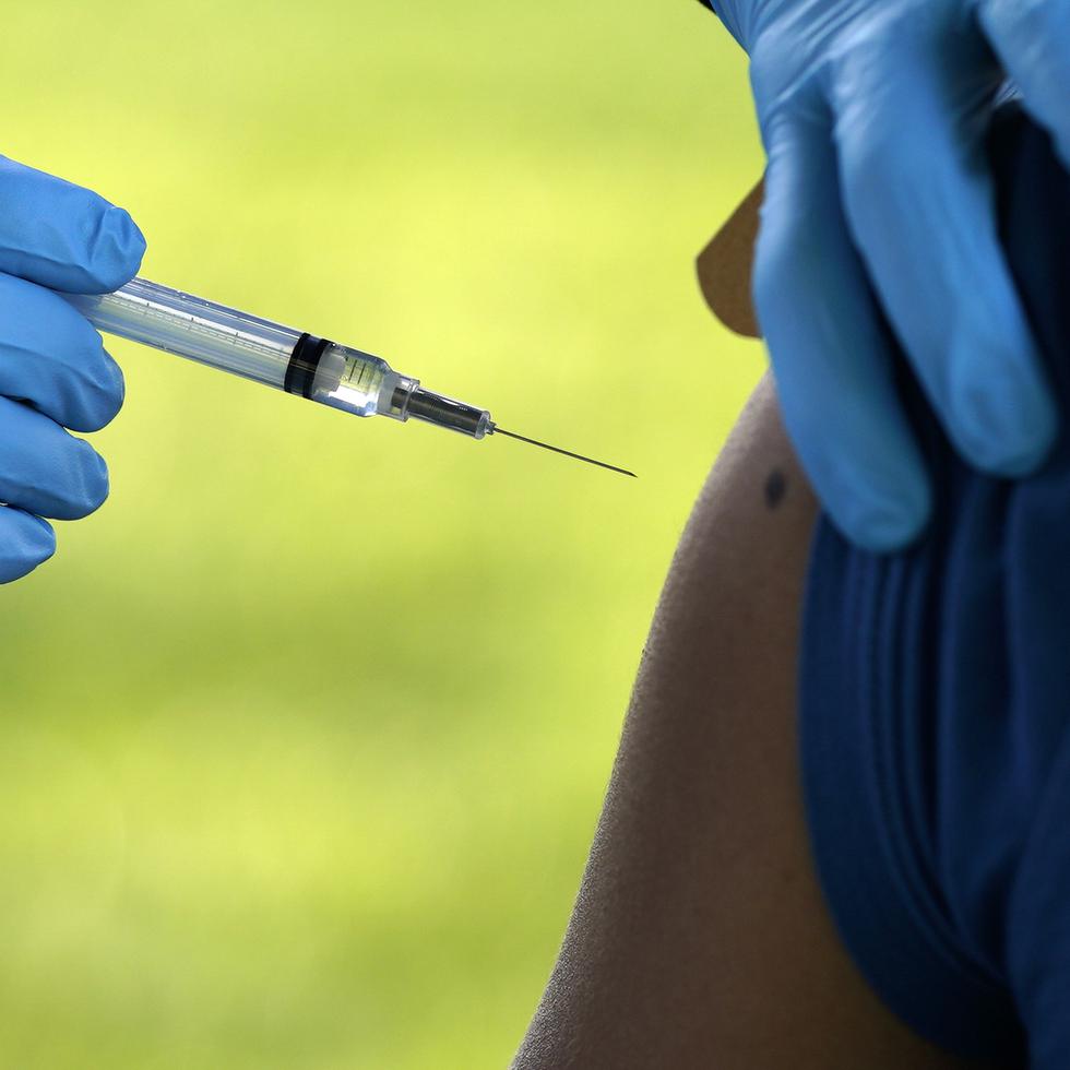 Un voluntario del Departamento de Salud de Washington D. C. vacuna a una persona.