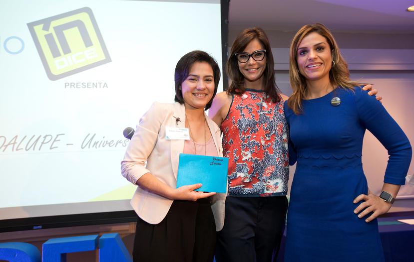 Suanette Guadalupe, ganadora del premio ÍNDICE, junto a Loren Ferré Rangel, de GFR y  Alessandra Correa, fundadora de INprende.