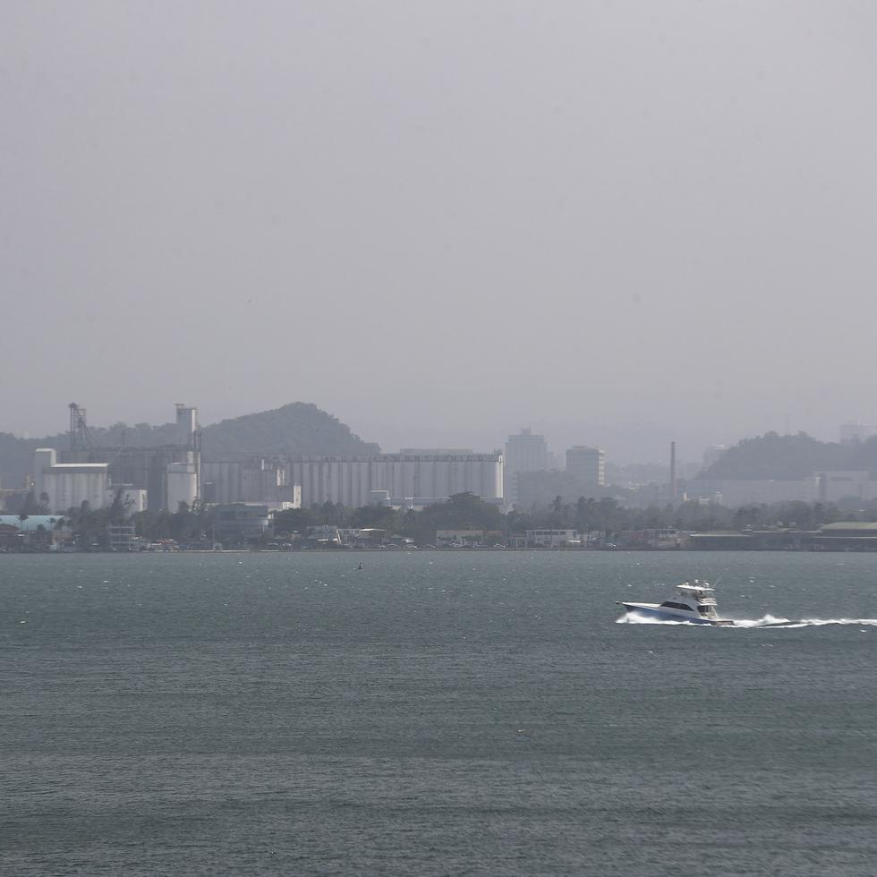 Así lucía ayer la bahía de San Juan a raíz de la acumulación de varios contaminantes en el aire. La visibilidad en el área era limitada.