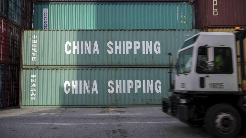 Un camión pasa frente a contenedores de China Shipping en el puerto de Savannah, Georgia. (AP)