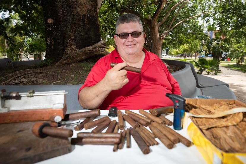 José Vélez Burgos trabaja la hoja del tabaco para hacer puros y picadura para pipa su marca es Pasión de mi Tierra.