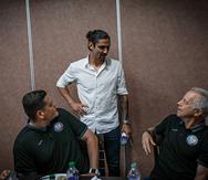 Zarek Valentín conversó a su llegada al hotel del equipo con el entrenador Dave Sarachan.