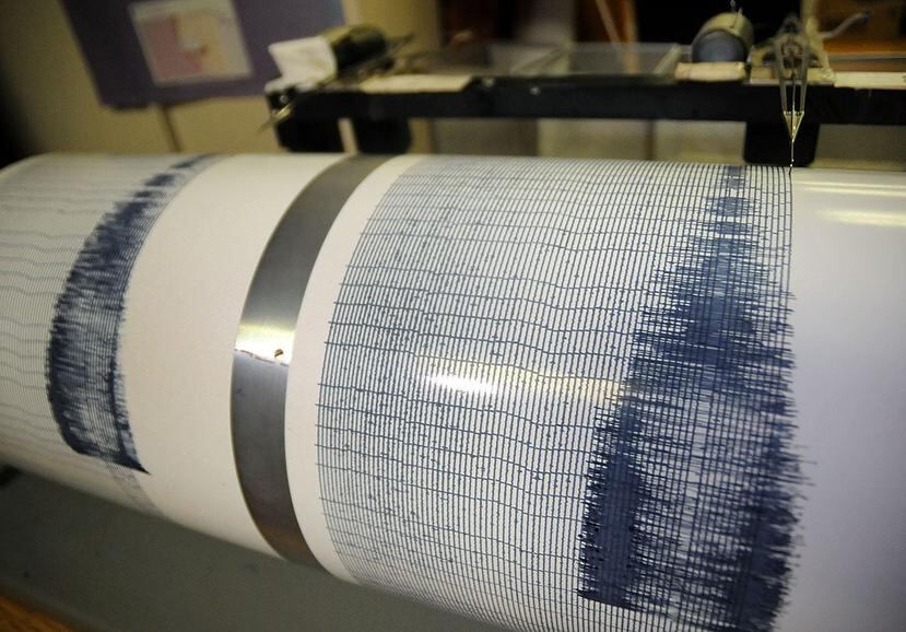 El Centro de Alerta de Tsunami del Pacífico expresó que fuertes olas eran posibles a 186 millas del epicentro. (AP)