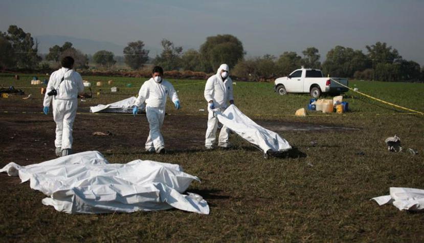 Expertos forenses trabajan en el sitio donde decenas de personas murieron al estallar una toma clandestina de gasolina en Tlahuelilpan (México). (EFE)