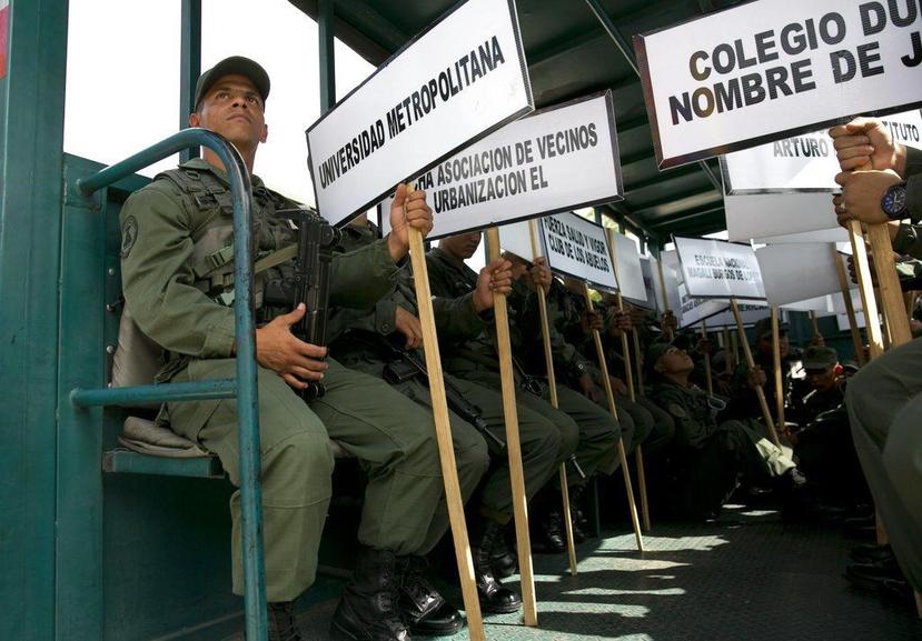Soldados sostienen carteles con los nombres de las escuelas donde se habilitarán centros de votación para las elecciones presidenciales del próximo domingo (AP Foto/Ariana Cubillos).