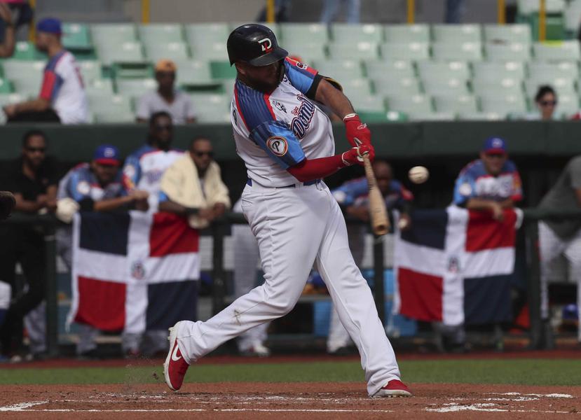 Diego Goris de la República Dominicana batea un sencillo durante el juego ante México en la Serie del Caribe. (AP)