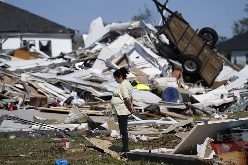 Bertelina Martínez, que vive cerca y su hijo vive al otro lado de la calle, mira por encima los destrozos después de que un tornado golpeara la zona el miércoles 23 de marzo de 2022 en Arabi, Luisiana.