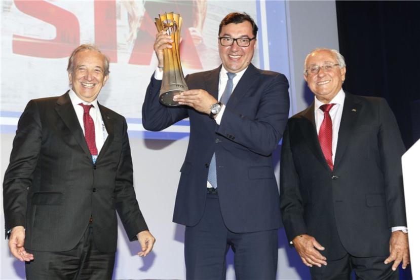 El presidente de la FIVB Ary Graça (derecha), junto al presidente de la Federación Rusa de Voleibol Stanislav Shevchenko (centro) y el presidente de la Federación Nacional de Italia, Pietro Bruno Cattaneo. (Cortesía FIVB.com)