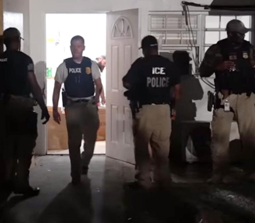Los agentes federales durante la intervención en el Campbell Development. (Imagen tomada del vídeo)
