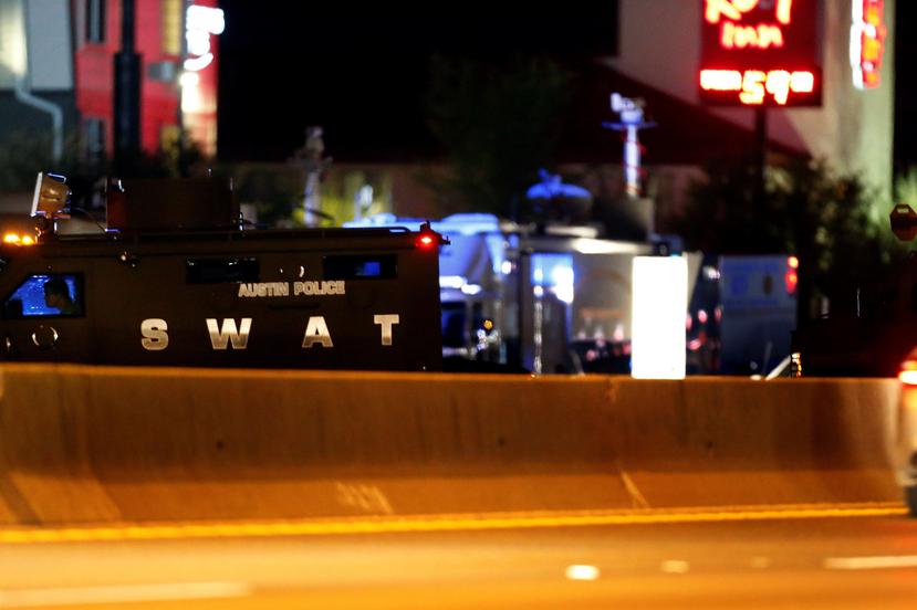 La Policía investigan el lugar de la explosión de un artefacto en Round Rock, Texas. (EFE)