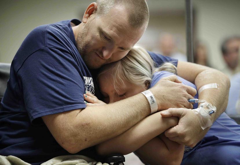 Kurt Fowler, herido en la masacre en Las Vegas, abraza a su hija Timori Fowler, de 10 años, durante un recital de música country en el Hospital Sunrise el miércoles, 11 de octubre del 2017, en Las Vegas. (AP)