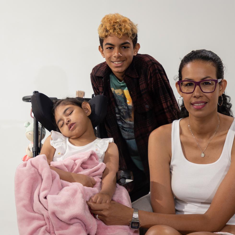 La exvoleibolista Sheila Ocasio junto a sus hijos Laila Isabel e Ian Samuel.