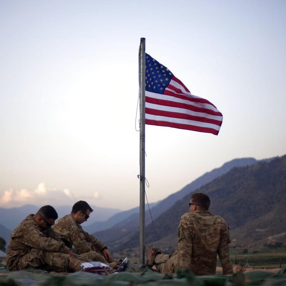 Soldados estadounidenses junto la bandera de Estados Unidos en Afganistán.