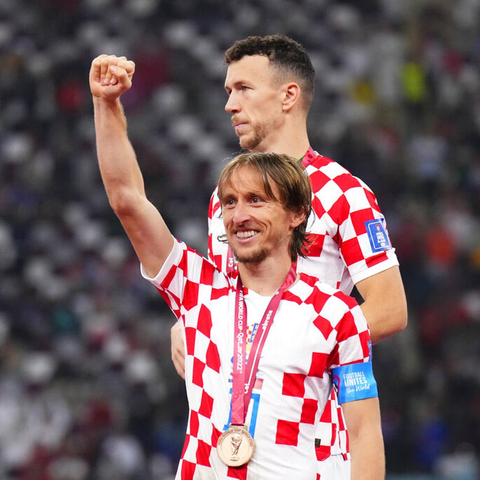 El croata Luka Modric celebra con su medalla tras el partido por el tercer puesto del Mundial de fútbol entre Croacia y Marruecos en el Estadio Internacional Khalifa de Doha, Qatar, el sábado 17 de diciembre de 2022. Croacia ganó 2-1.