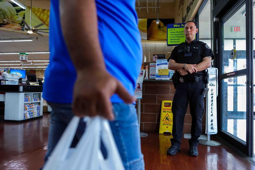 Tras 24 años laborando como policía en Puerto Rico, Ángel Ortega Franceschini decidió renunciar y buscar nueva vida en Florida. Hoy día, Ángel se desempeña como guardia de seguridad en un supermercado de Orlando y aprende inglés para eventualmente buscar