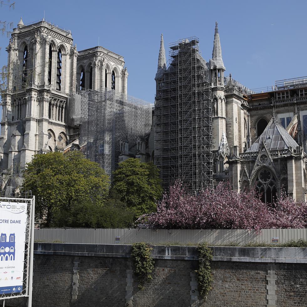 Fotografía de archivo del 15 de abril de 2021 de la catedral de Notre Dame envuelta en andamios, en París.