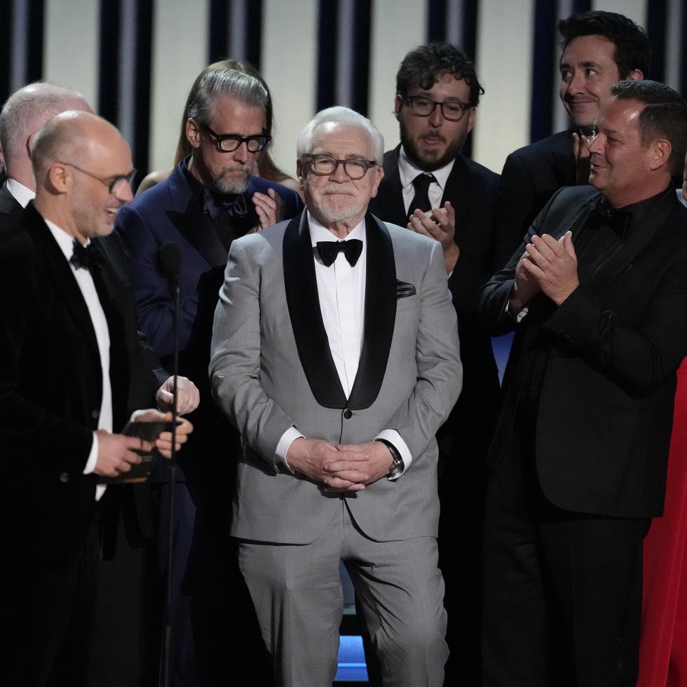 Jesse Armstrong, Brian Cox y el equipo de "Succession" reciben el premio a mejor serie de drama en la 75a edición de los Premios Emmy.